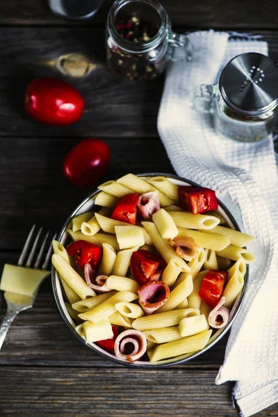 Pasta Med Skinka Och Ost Med Tomater Keramisk Platta Ett — Stockfoto