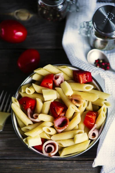 Pasta Med Skinka Och Ost Med Tomater Keramisk Platta Ett — Stockfoto