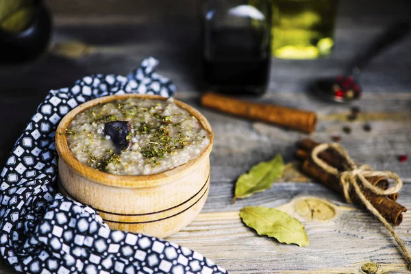 Getreide Mit Fleisch Und Gewürzen Einem Holztopf Auf Dem Tisch — Stockfoto