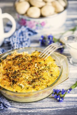 sosis ve peynir bir plaka ile pişmiş patates püresi