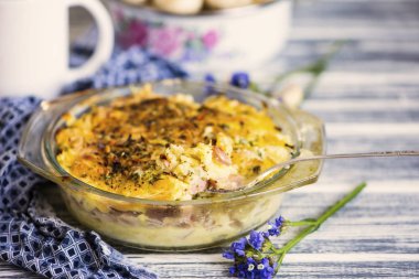 sosis ve peynir bir plaka ile pişmiş patates püresi