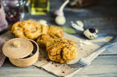 kızarmış tavuk baget ile ahşap bir gemide baharat