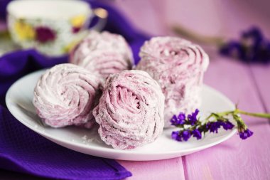 pembe meyve hatmi ahşap arka plan üzerinde bir plaka üzerinde