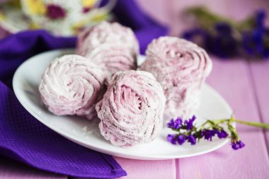 pembe meyve hatmi ahşap arka plan üzerinde bir plaka üzerinde