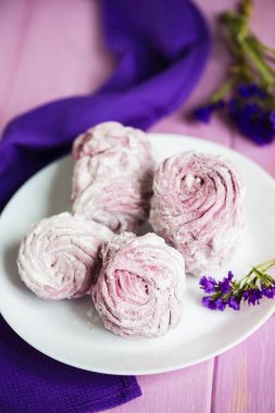 pembe meyve hatmi ahşap arka plan üzerinde bir plaka üzerinde