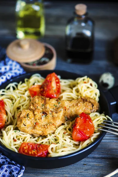 Perna Frango Grelhada Macarrão Uma Panela Com Legumes Especiarias Uma — Fotografia de Stock