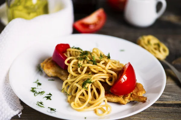 Macarrão Carne Frita Com Especiarias Legumes Uma Tábua Madeira — Fotografia de Stock