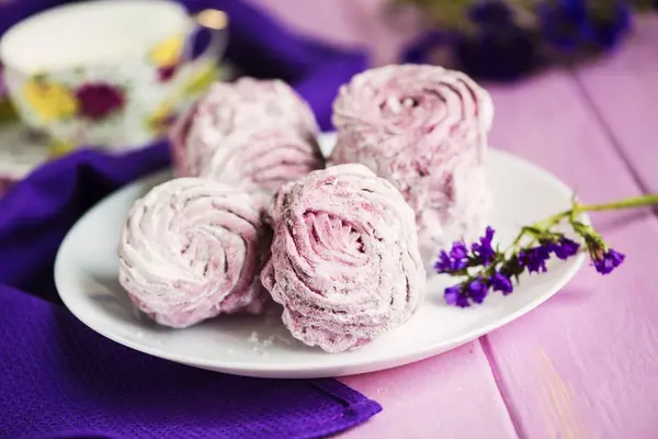 pembe meyve hatmi ahşap arka plan üzerinde bir plaka üzerinde