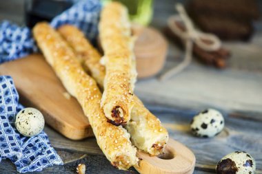 puf böreği rulo et ve peynir ile ahşap bir gemide