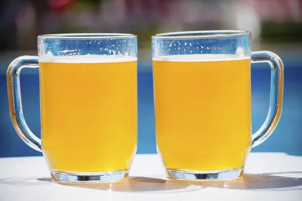 Glas Bier Buurt Van Het Zwembad Water Zomer Vakantie — Stockfoto