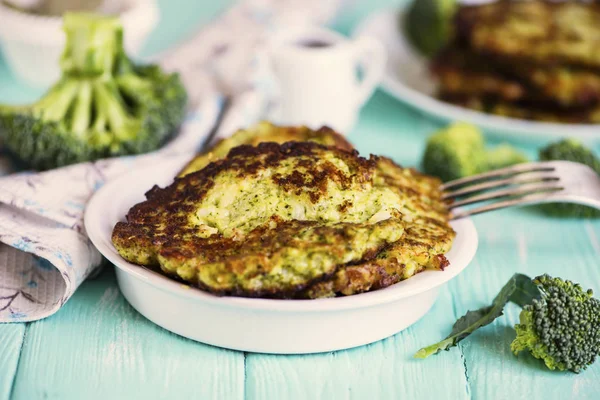 Stekt Broccoli Pannkakor Platta Träskiva — Stockfoto