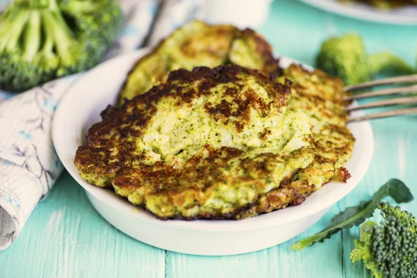 Stekt Broccoli Pannkakor Platta Träskiva — Stockfoto