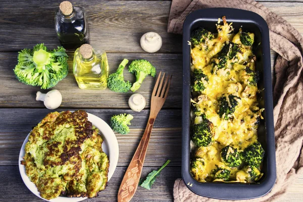 Bakad Broccoli Med Ost Och Champinjoner Och Broccoli Pannkakor Träskiva — Stockfoto