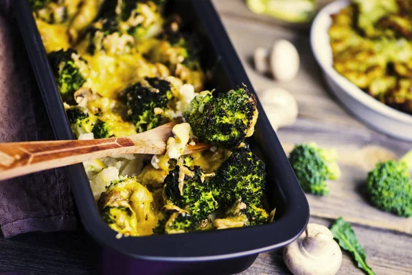 Bakad Broccoli Med Ost Och Champinjoner Och Broccoli Pannkakor Träskiva — Stockfoto