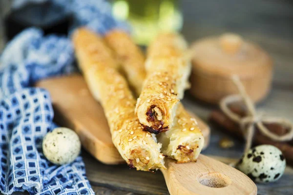 Rolo Massa Folhada Com Carne Queijo Uma Tábua Madeira — Fotografia de Stock