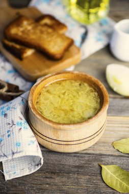 soğan çorbası bir pot ve kruton ahşap oyun tahtası