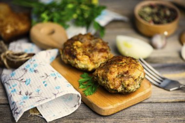 domuz pirzola ahşap bir gemide yeşillikleri ile