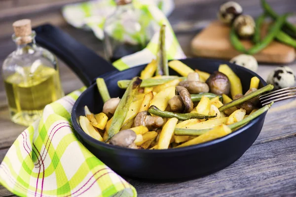 Stekt Potatis Med Svamp Och Sparris Stekpanna Träskiva — Stockfoto