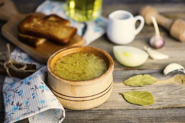 Sopa Cebolla Una Olla Croutons Una Tabla Madera — Foto de Stock