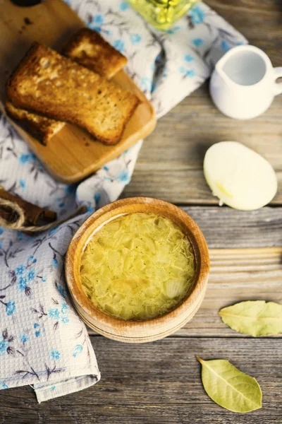 Soğan Çorbası Bir Pot Kruton Ahşap Oyun Tahtası — Stok fotoğraf