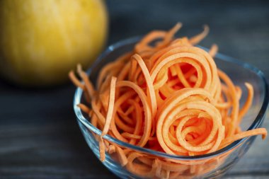 eski ahşap arka plan üzerine bir cam plaka kabak salatası