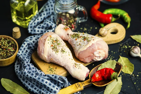 Kycklingben Med Kryddor Träskiva — Stockfoto