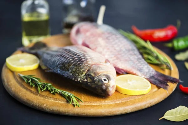 Pescado Fresco Crudo Con Especias Sobre Tabla Madera Sobre Fondo — Foto de Stock