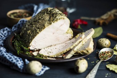 Ev yapımı fırında hindi eti baharat ahşap oyun tahtası ile