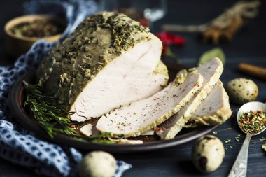 Ev yapımı fırında hindi eti baharat ahşap oyun tahtası ile