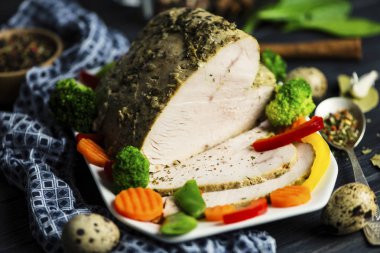 Ev yapımı fırında hindi eti baharat ahşap oyun tahtası ile