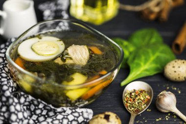 yumurta bir cam levha ve baharatlar ile yeşil kuzukulağı çorbası
