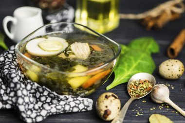 yumurta bir cam levha ve baharatlar ile yeşil kuzukulağı çorbası