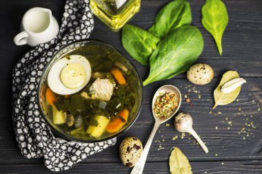 yumurta bir cam levha ve baharatlar ile yeşil kuzukulağı çorbası