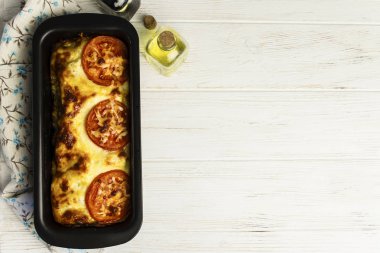 etli börek peynir ve domates, Lazanya ile pişmiş