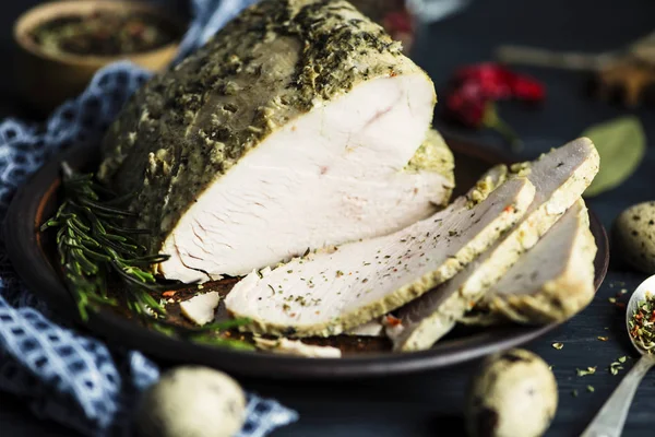 Ev yapımı fırında hindi eti baharat ahşap oyun tahtası ile