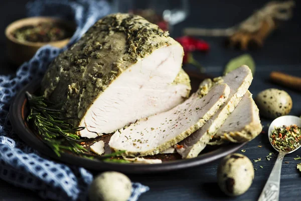 Carne Pavo Horneada Casera Con Especias Una Tabla Madera — Foto de Stock