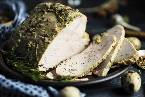 Hausgemachtes Gebackenes Putenfleisch Mit Gewürzen Auf Einem Holzbrett — Stockfoto