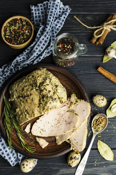 Ev yapımı fırında hindi eti baharat ahşap oyun tahtası ile