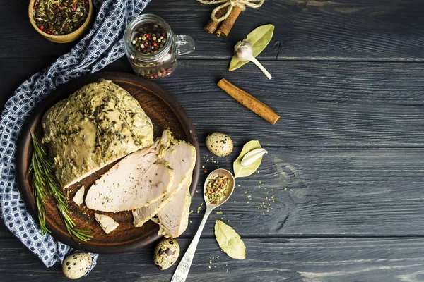 Hausgemachtes Gebackenes Putenfleisch Mit Gewürzen Auf Einem Holzbrett — Stockfoto