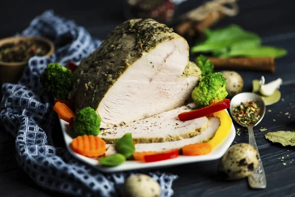 Hausgemachtes Gebackenes Putenfleisch Mit Gewürzen Auf Einem Holzbrett — Stockfoto