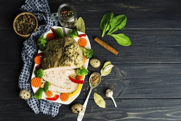 Ev yapımı fırında hindi eti baharat ahşap oyun tahtası ile