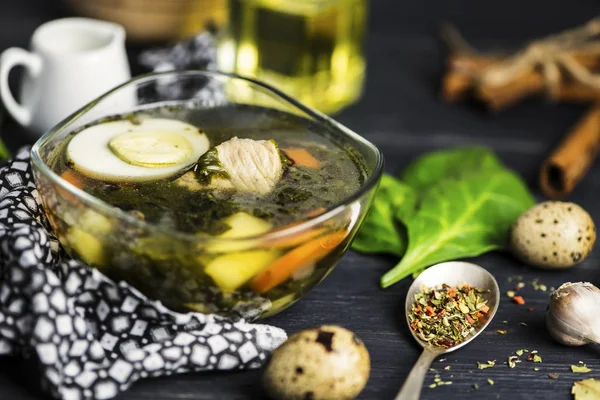 Soupe Oseille Verte Avec Oeuf Dans Une Assiette Verre Épices — Photo