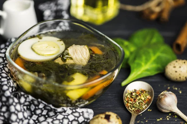 yumurta bir cam levha ve baharatlar ile yeşil kuzukulağı çorbası