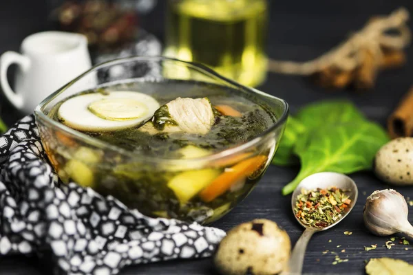 yumurta bir cam levha ve baharatlar ile yeşil kuzukulağı çorbası