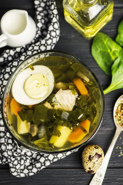 Gröna Ängssyra Soppa Med Ägg Glasskiva Och Kryddor — Stockfoto