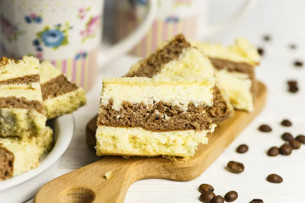 Gâteau Avec Remplissage Café Sur Une Planche Bois — Photo