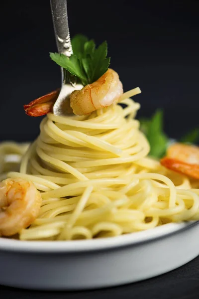 Espaguete Com Camarão Torno Garfo Fundo Preto — Fotografia de Stock