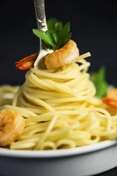 Espaguete Com Camarão Torno Garfo Fundo Preto — Fotografia de Stock