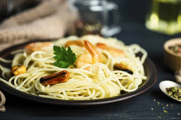 Espaguete Com Frutos Mar Uma Chapa Temperos Uma Tábua Madeira — Fotografia de Stock