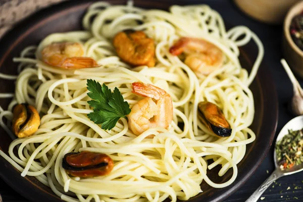 Spagetti Äyriäiset Lautasella Mausteet Puulaudalla — kuvapankkivalokuva